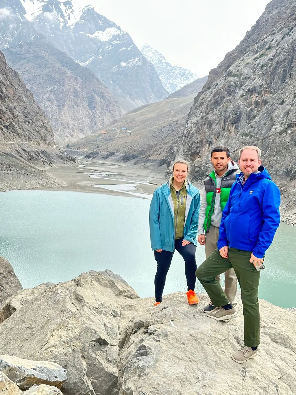Tourists standing by Seven Lakes with mountains in the background